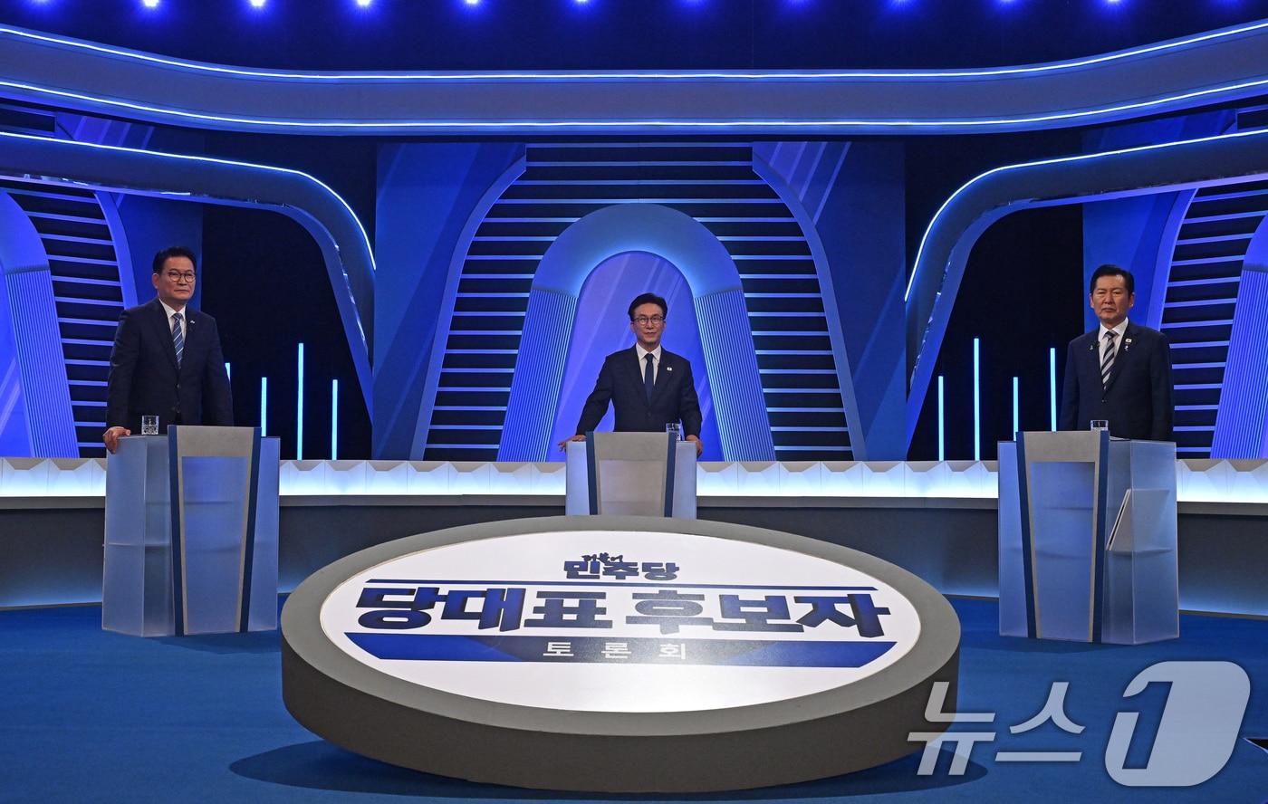본문 이미지 - 더불어민주당 송영길(왼쪽부터), 김민석, 정청래 당대표 후보가 5일 서울 여의도 KBS에서 열린 2차 TV토론회를 준비하고 있다. 2026.8.5 ⓒ 뉴스1 국회사진기자단