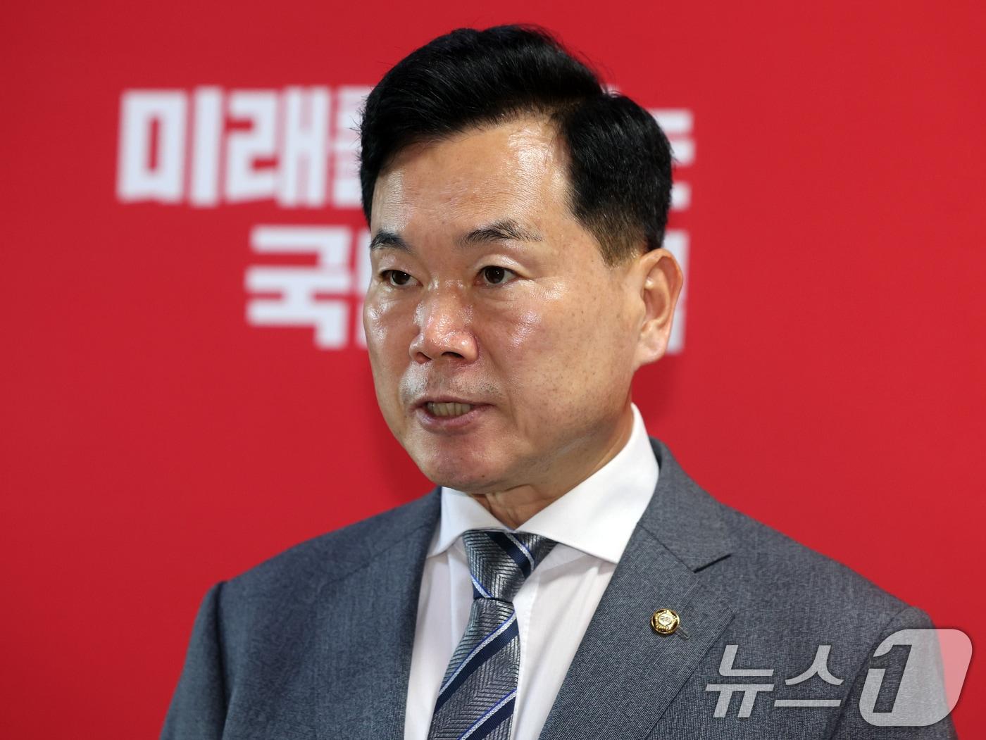 본문 이미지 - 김승수 국민의힘 원내운영수석부대표가 5일 오후 서울 여의도 국회에서 특별검사 후보 국민추천위원회 관련 브리핑을 하고 있다. 2026.8.5 ⓒ 뉴스1 황기선 기자