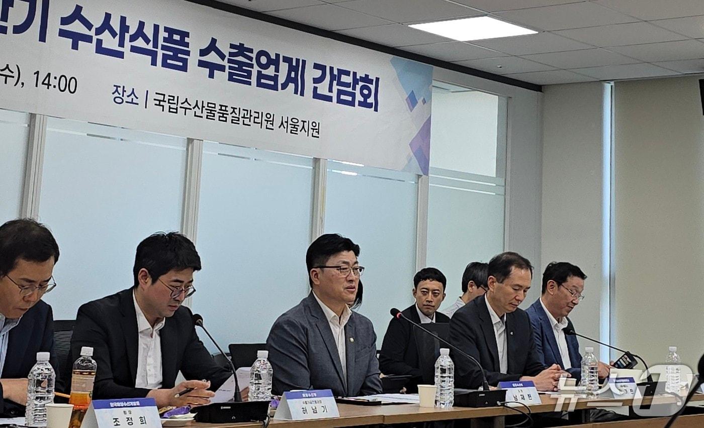 본문 이미지 - 남재헌 해양수산부 차관이 5일 수산식품 수출업계 관계자들과 주요 유관기관 대표들을 만나 현장 애로사항을 청취하고, 현안에 대해 논의하고 있다.(해양수산부 제공)