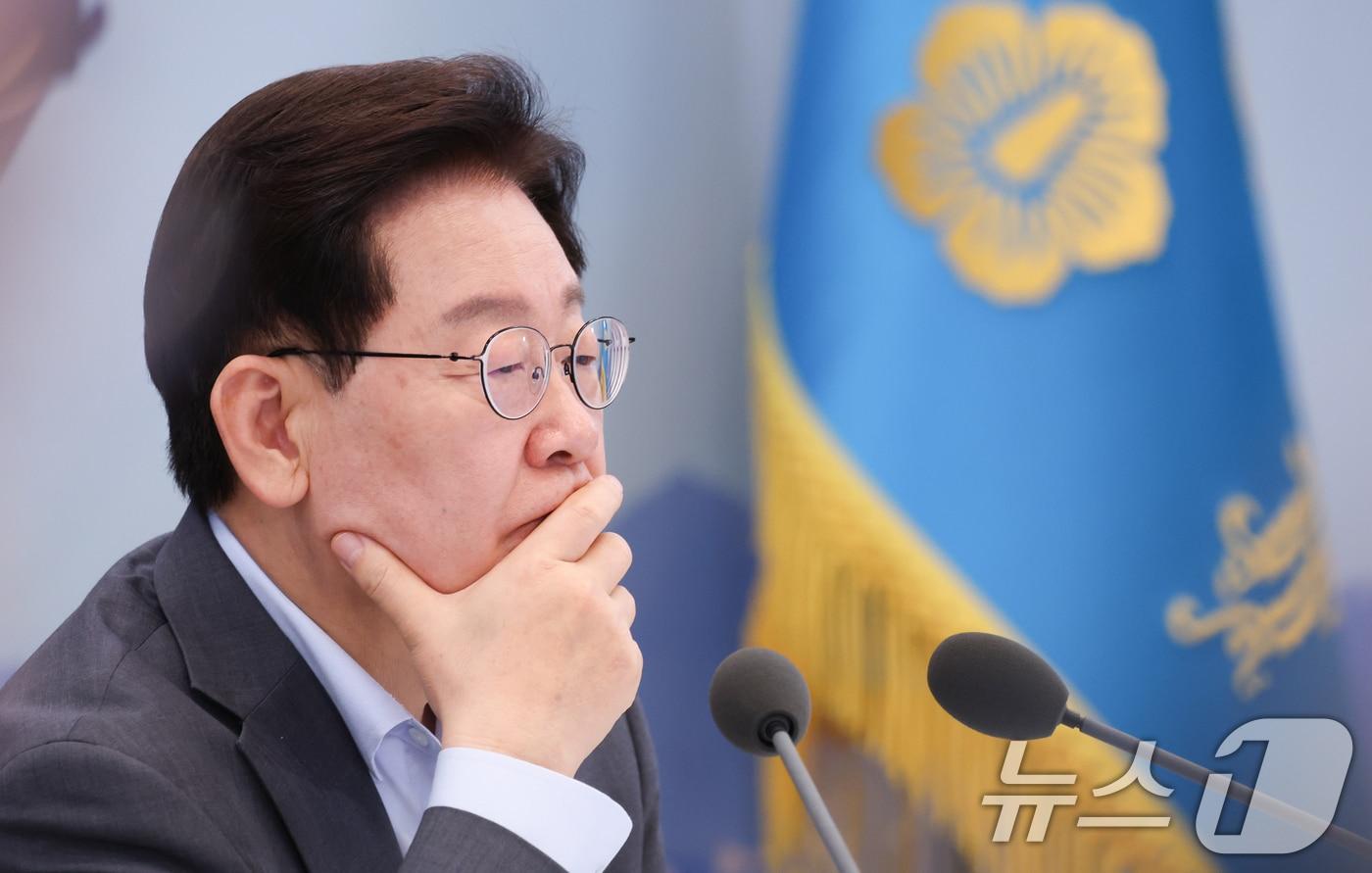 본문 이미지 - 이재명 대통령이 5일 청와대 영빈관에서 열린 행정안전부, 법무부, 국무조정실, 법제처, 인사혁신처 2차 업무보고에서 생각에 잠겨 있다. (청와대통신사진기자단) 2026.8.5 ⓒ 뉴스1 허경 기자