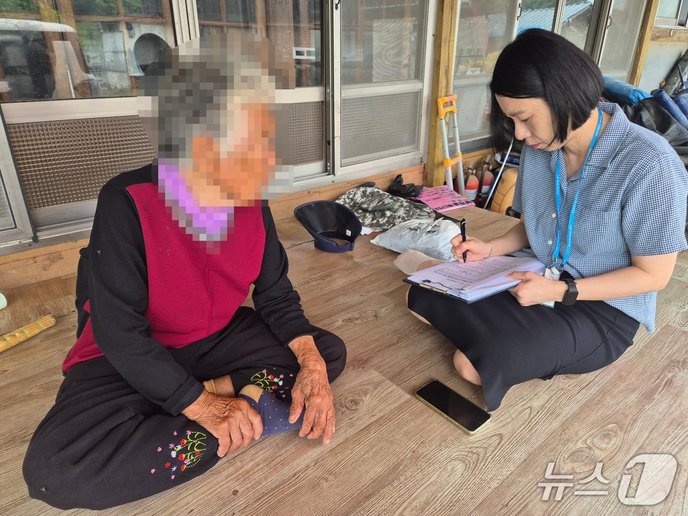 본문 이미지 -  전북사회서비스원 현장 직원이 '찾아가는 돌봄' 사업을 진행하며 한 어르신의 건강 상태 등을 점검하고 있다.(전북사회서비스원 제공. 재판매 및 DB금지)/뉴스1