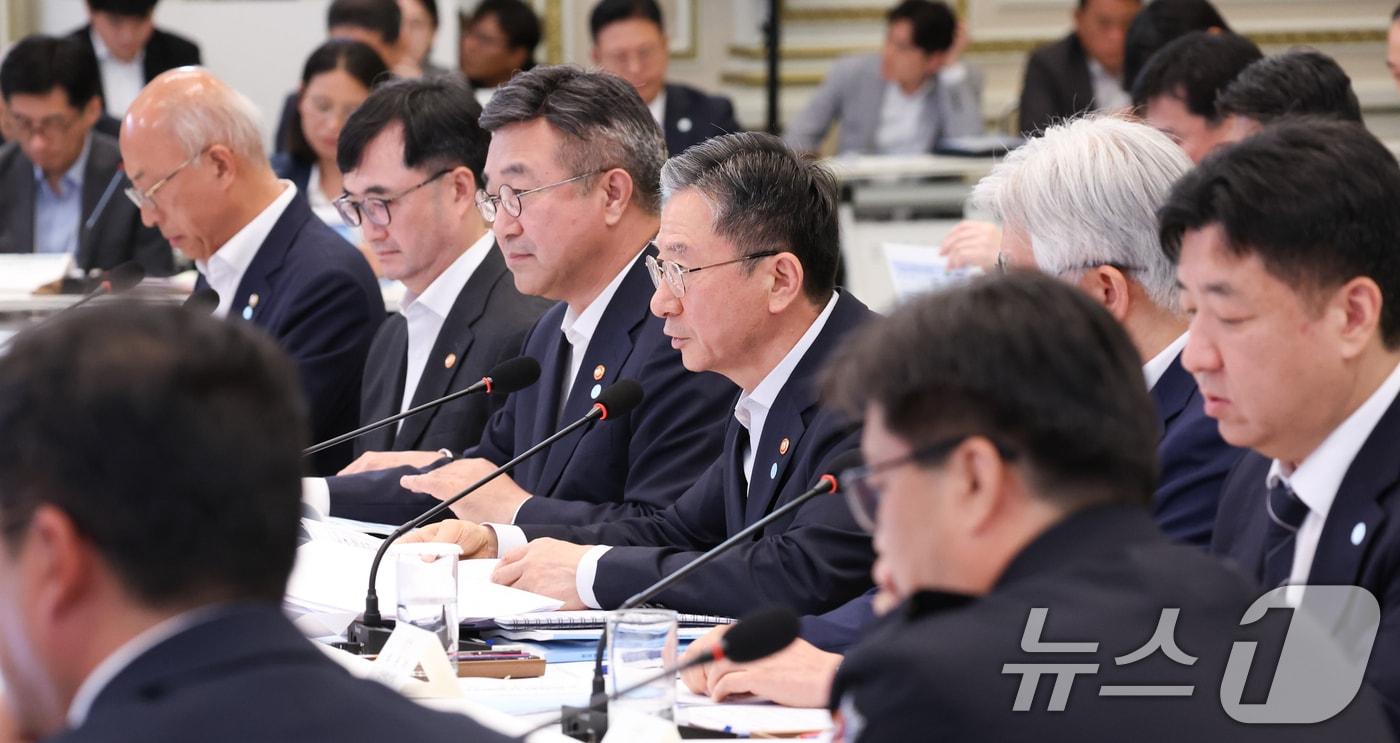 본문 이미지 - 정성호 법무부 장관이 5일 청와대 영빈관에서 열린 행정안전부, 법무부, 국무조정실, 법제처, 인사혁신처 2차 업무보고에서 업무보고를 하고 있다. (청와대통신사진기자단) 2026.8.5 ⓒ 뉴스1 허경 기자