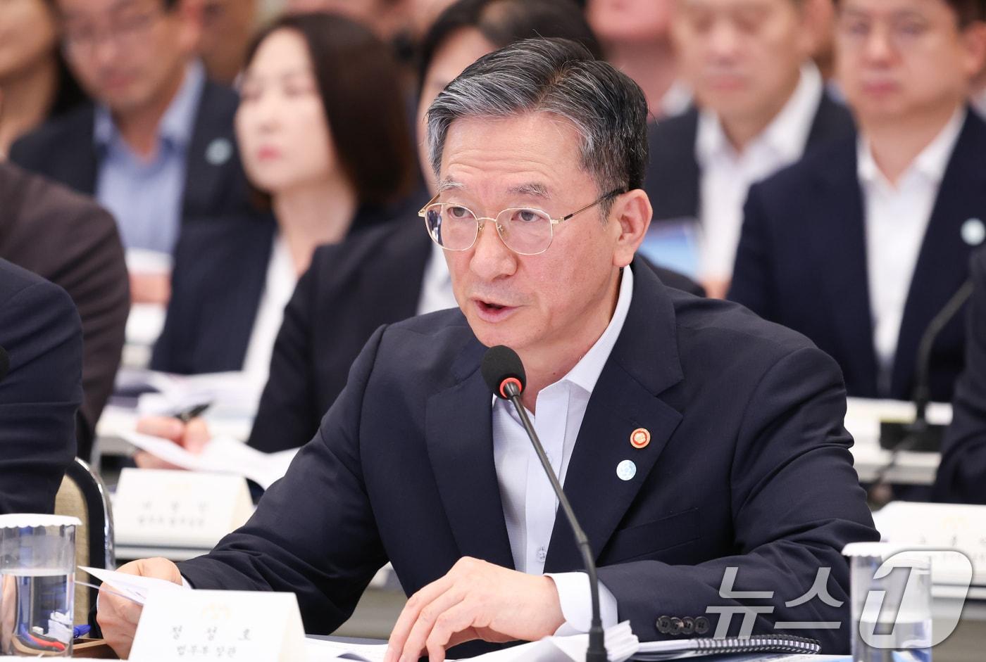 본문 이미지 - 정성호 법무부 장관이 5일 청와대 영빈관에서 열린 행정안전부, 법무부, 국무조정실, 법제처, 인사혁신처 2차 업무보고에서 업무보고를 하고 있다. (청와대통신사진기자단) 2026.8.5 ⓒ 뉴스1 허경 기자