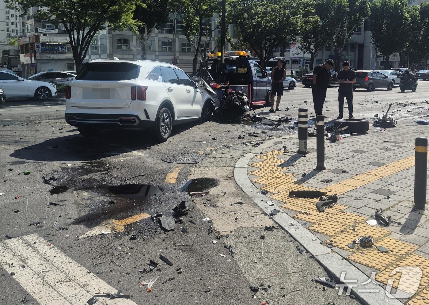 본문 이미지 - 5일 오후 2시29분쯤 대구 수성구 수성네거리 인근에서 SUV가 중앙선을 넘어 차량 2대를 잇달아 들이받아 3명이 다쳤다. 사진은 사고 직후 관계기관이 현장을 수습하고 있는 모습.(독자 제공. 재판매 및 DB금지)
