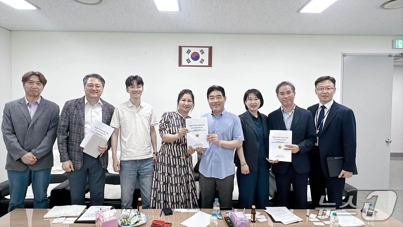 본문 이미지 - 경기도의회 김운남 의원이 경기도교육청 공직자 등과 함께 특성화고 학생들의 취업 기회 확대 방안을 논의했다고 밝혔다. (사진=김운남 경기도의원)