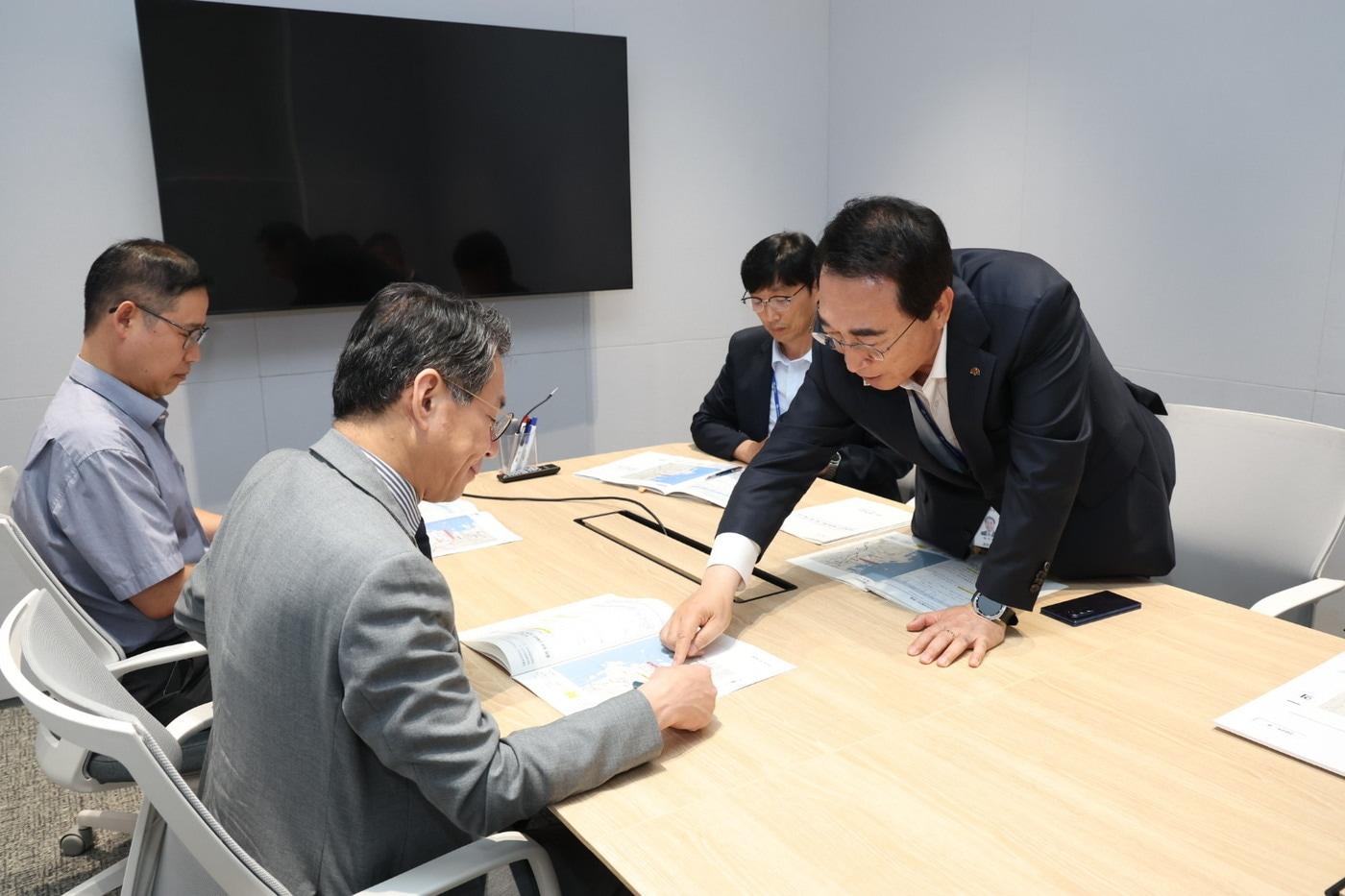 본문 이미지 - 박수현 충남지사(오른쪽)가 조용범 기획예산처 차관에게 도 핵심 현안 사업의 정부 예산안 반영을 건의하고 있다.(도 제공. 재판매 및 DB금지)/뉴스1