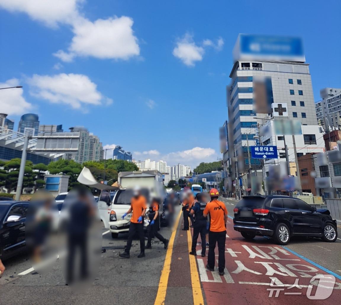 본문 이미지 - 5일 오전 11시쯤 부산 해운대구 우동 올림픽교차로 인근에서 차량 5대가 충돌하는 사고가 발생했다. 사진은 사고 현장 모습. (해운대경찰서 제공. 재판매 및 DB금지)