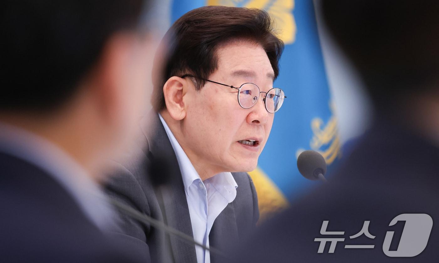 본문 이미지 - 이재명 대통령이 5일 청와대 영빈관에서 열린 행정안전부, 법무부, 국무조정실, 법제처, 인사혁신처 2차 업무보고에서 발언을 하고 있다. (청와대통신사진기자단) 2026.8.5 ⓒ 뉴스1 허경 기자