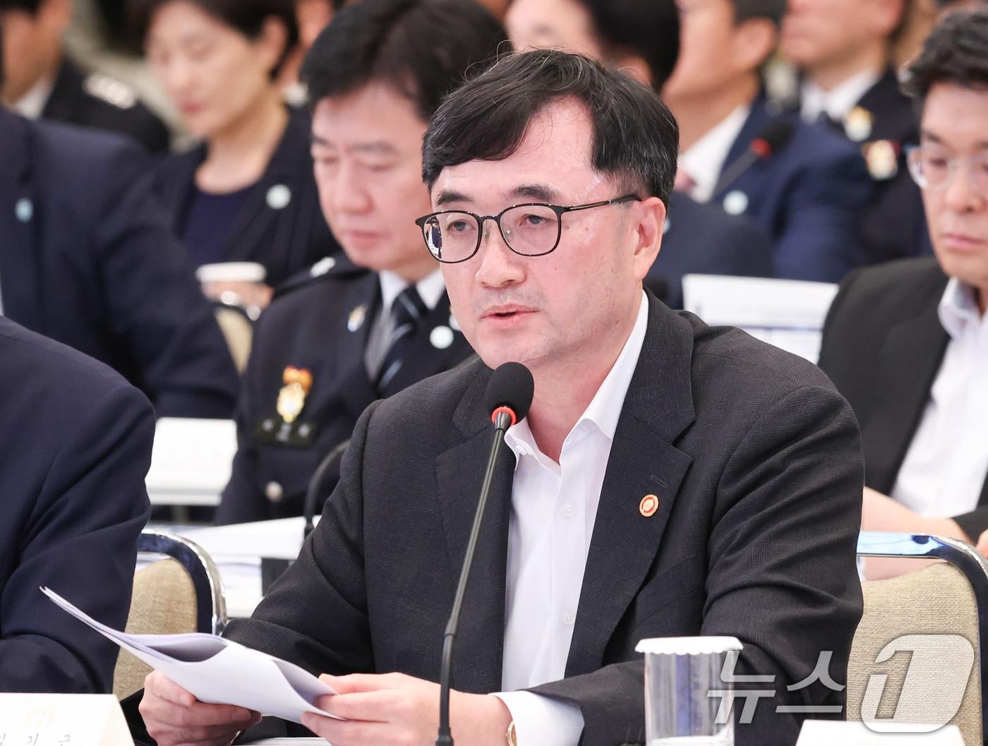 본문 이미지 - 임기근 국무조정실장이 5일 청와대 영빈관에서 열린 행정안전부, 법무부, 국무조정실, 법제처, 인사혁신처 2차 업무보고에서 업무보고를 하고 있다. (청와대통신사진기자단) 2026.8.5 ⓒ 뉴스1 허경 기자