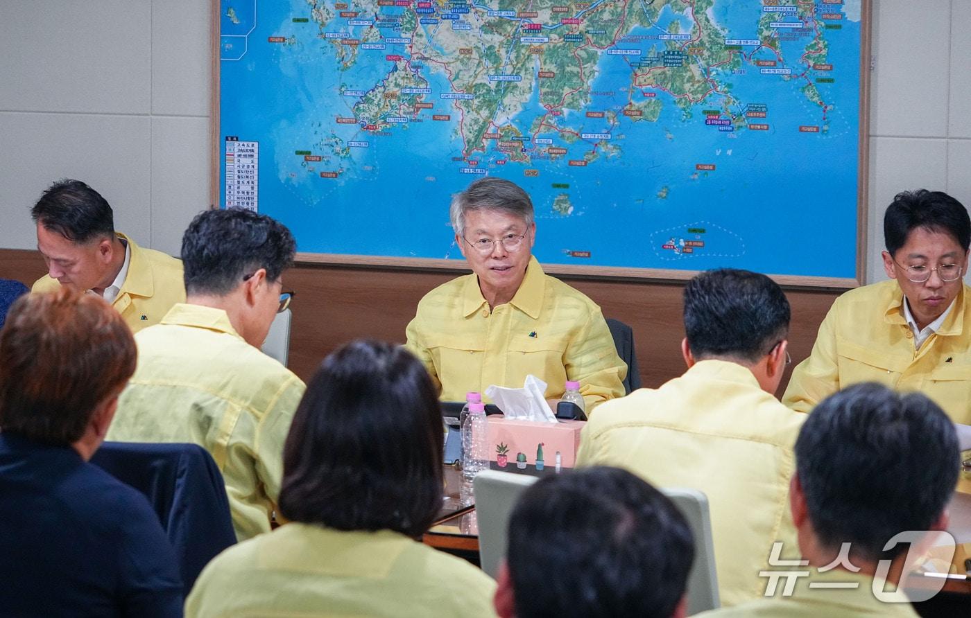 본문 이미지 - 민형배 전남광주통합특별시장이 5일 오후 광주청사 집무실에서 간부 공무원들과 폭염·가뭄 비상대책회의를 주재하고 있다.(사진=전남광주통합특별시 제공.) 2026.8.5