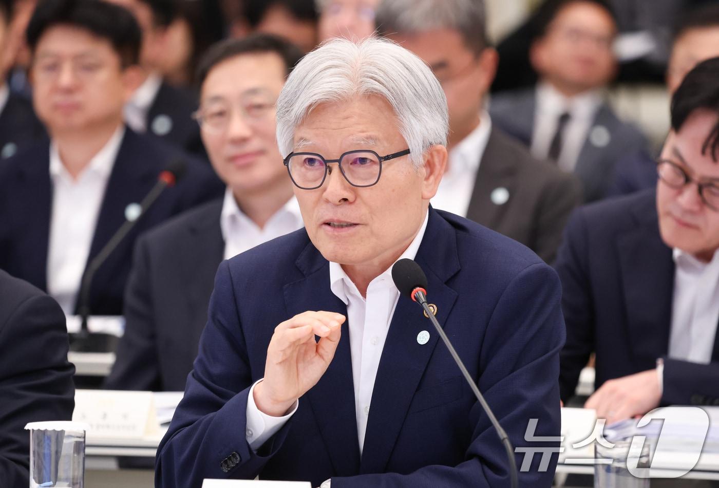 본문 이미지 - 최동석 인사혁신처장이 5일 청와대 영빈관에서 열린 행정안전부, 법무부, 국무조정실, 법제처, 인사혁신처 2차 업무보고에서 발언하고 있다. (청와대통신사진기자단) 2026.8.5 ⓒ 뉴스1 허경 기자