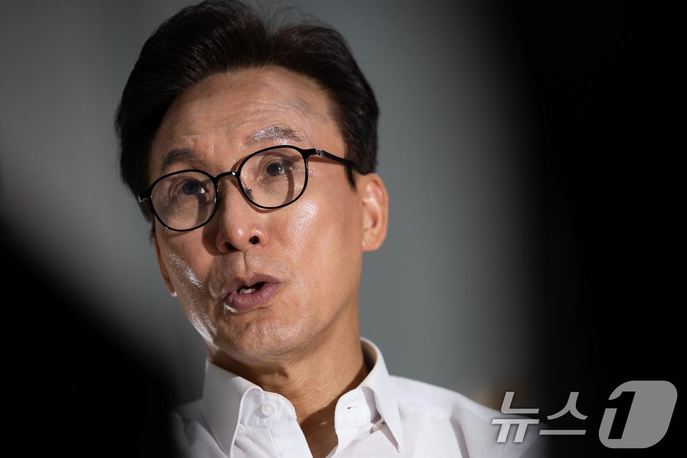 본문 이미지 - 김민석 더불어민주당 당대표 후보가 5일 서울 여의도 국회 의원회관에서 뉴스1과 인터뷰하고 있다. ⓒ 뉴스1 유승관 기자
