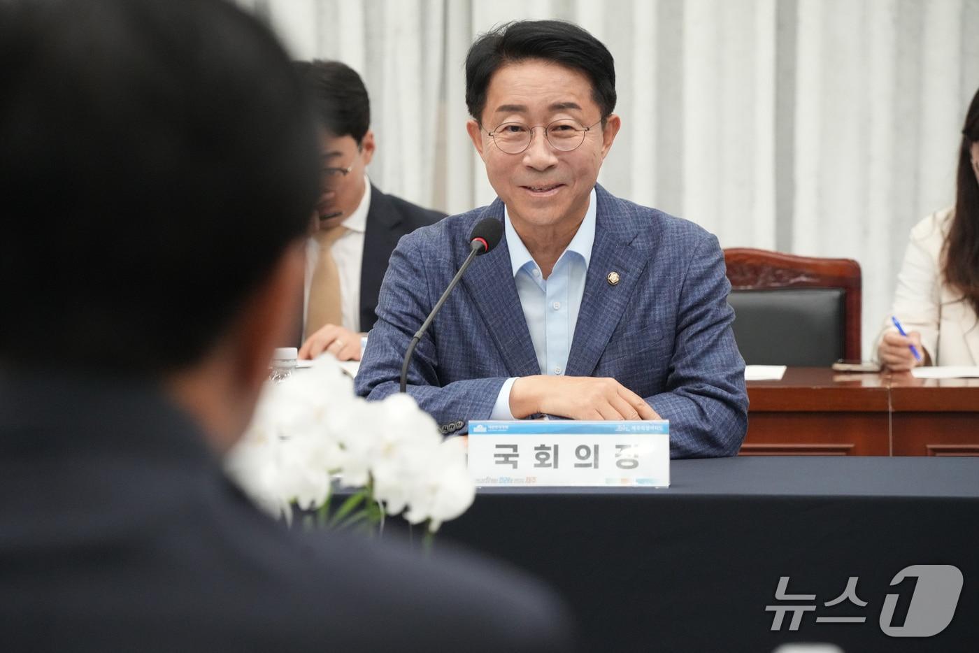 본문 이미지 -  5일 제주도청에서 위성곤 제주지사와 문대림 국회의원, 김성범 국회의원과 소통간담회를 갖고 있다.(제주도청 제공. 재판매 및 DB 금지)/뉴스1 