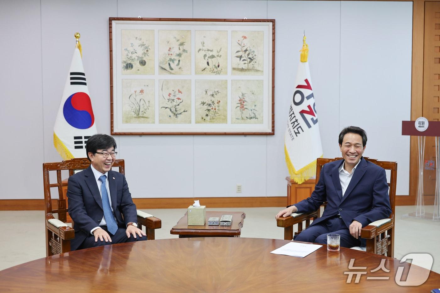 본문 이미지 - 우상호 강원특별자치도지사는 5일 도청에서 인태연 소상공인시장진흥공단 이사장과 면담을 가졌다.(강원도 제공. 재판매 및 DB금지)/뉴스1