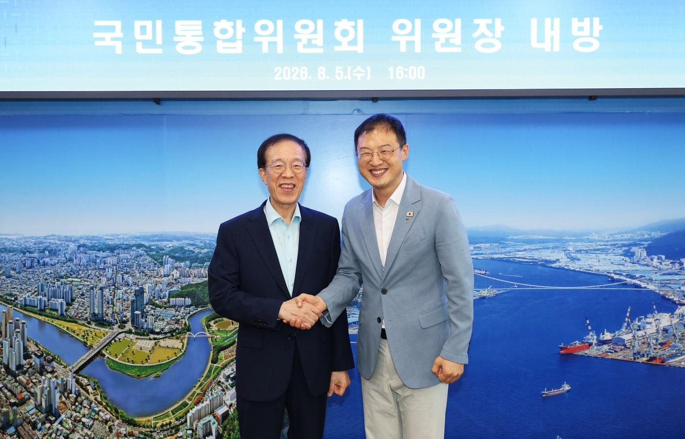 본문 이미지 -  이석연 국민통합위원회 위원장이 5일 울산시 남구 소재 울산시청 접견실에서 김상욱 시장을 만나 국민통합에 대한 의견을 나눴다. .(국민통합위원회 제공)