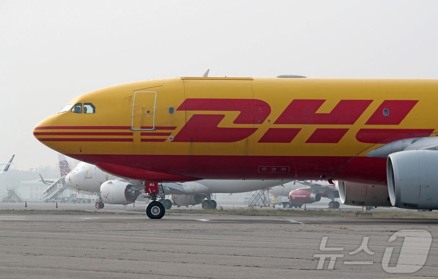 본문 이미지 - DHL 항공기. 기사 내용과 무관한 자료사진. 2024.12.05 ⓒ 로이터=뉴스1