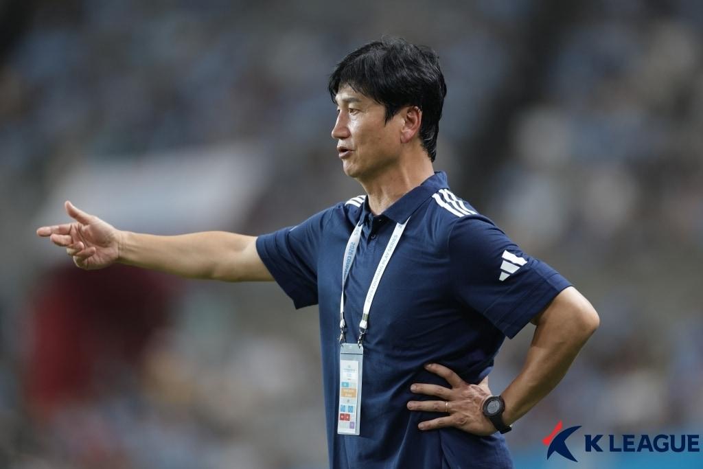 본문 이미지 - 팀 K리그 정정용 감독이 5일 서울월드컵경기장에서 열린 맨체스터 시티와 친선 경기를 지휘하고 있다. (한국프로축구연맹 제공)