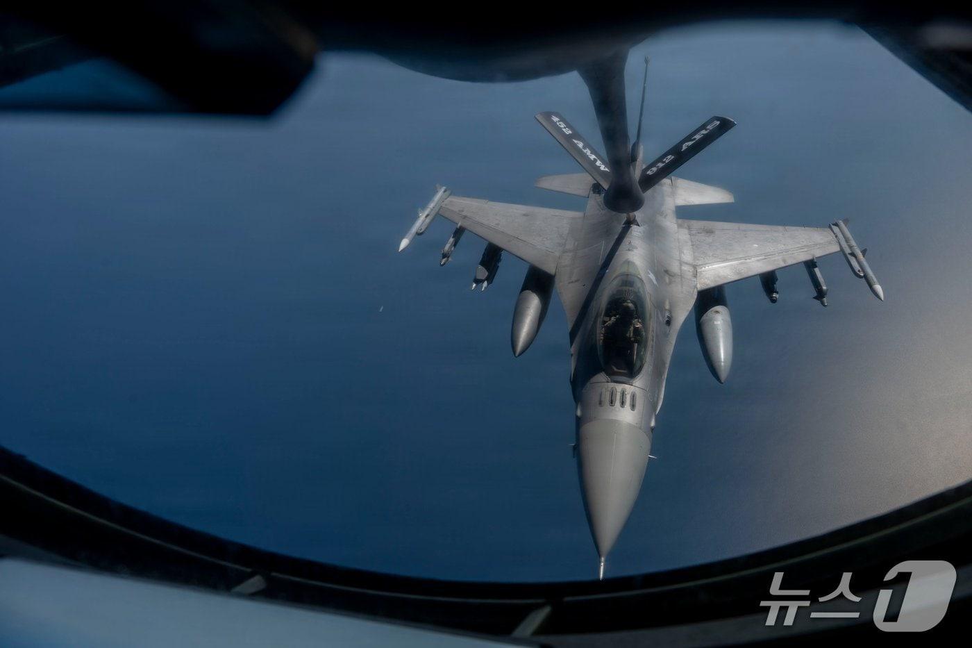 본문 이미지 - 미군 중부사령부가 F-16 전투기의 공중 급유 장면을 공개했다. (미 중부사령부 엑스)