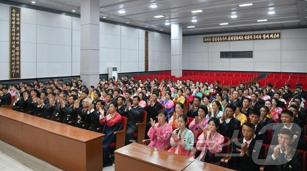 본문 이미지 - (평양 노동신문=뉴스1) = 북한 노동당 기관지 노동신문은 6일 "3대 혁명전시관창립 80돐(주년) 기념보고회가 5일에 진행됐다"라고 보도했다. [국내에서만 사용가능. 재배포 금지. DB 금지. For Use Only in the Republic of Korea. Redistribution Prohibited] rodongphoto@news1.kr