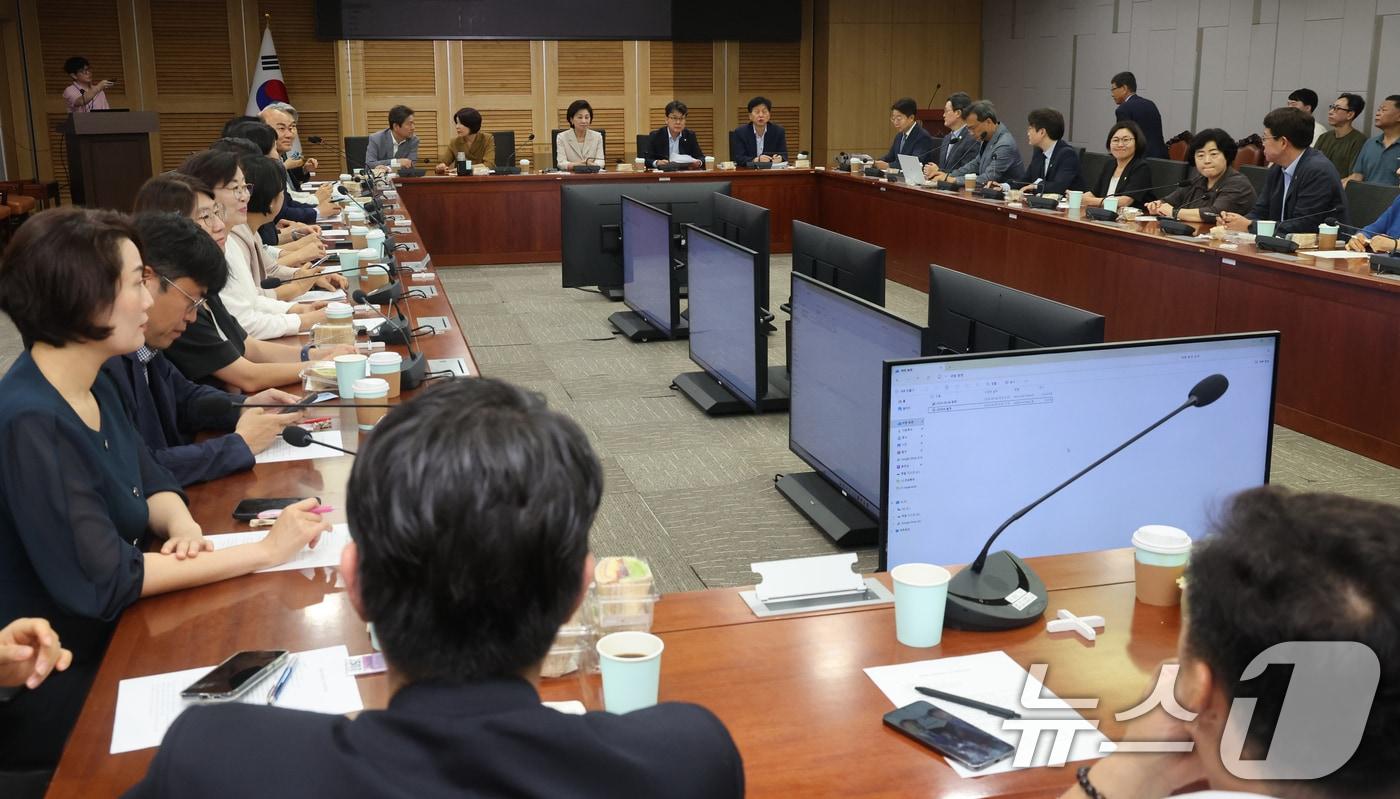 본문 이미지 - 더불어민주당 서울지역 국회의원과 시의원이 6일 오전 서울 여의도 국회 의원회관에서 열린 '부동산 정책 대응 간담회'에 자리하고 있다. 이날 간담회는 '부동산 세제 정책 변화의 이해와 서울지역 민심에 미치는 영향'을 주제로 진행됐다. 2026.8.6 ⓒ 뉴스1 황기선 기자