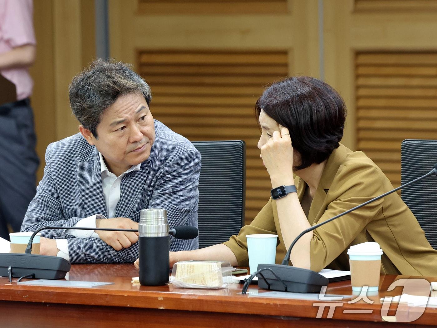 본문 이미지 - 더불어민주당 서울지역 의원인 김영배, 한정애 의원이 6일 오전 서울 여의도 국회 의원회관에서 열린 '부동산 정책 대응 간담회'에서 대화를 나누고 있다. 이날 간담회는 '부동산 세제 정책 변화의 이해와 서울지역 민심에 미치는 영향'을 주제로 진행됐다. 2026.8.6 ⓒ 뉴스1 황기선 기자