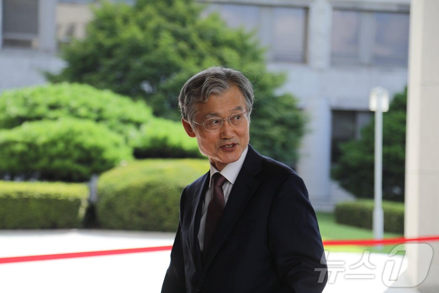 본문 이미지 - 조희대 대법원장이 5일 서울 서초구 대법원으로 출근하고 있다. 지난 4일 대법관 후보추천위원회는 퇴임하는 이흥구 대법관의 뒤를 이을 후보자를 4명으로 압축해 조희대 대법원장에게 추천했다. 조희대 대법원장은 오는 7일까지 1명을 선정해 이재명 대통령에게 임명 제청할 예정이다. 2026.8.6 ⓒ 뉴스1 김범수 수습기자