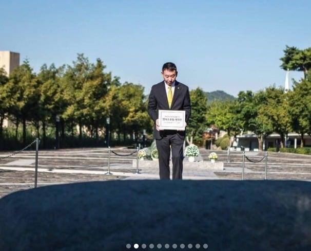 본문 이미지 - 김용민 더불어민주당 의원이 지난 1일 고(故) 노무현 전 대통령 묘소를 찾아 '형사소송법 개정안' 국회 통과사실을 알리고 있는 모습. (김용민 의원 SNS 갈무리) (재판매 및 DB금지) /뉴스1