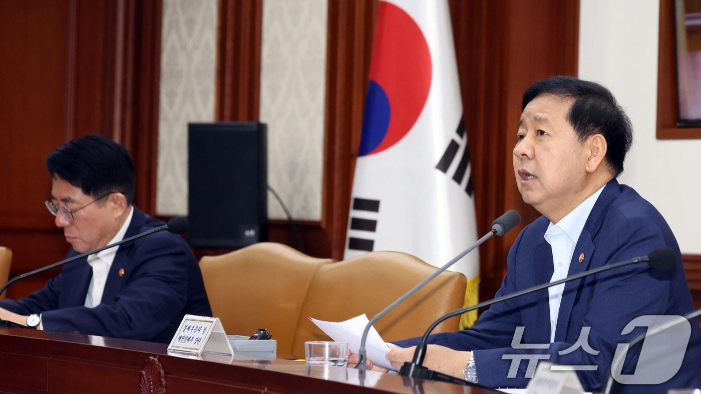 본문 이미지 - 구윤철 경제부총리 겸 재정경제부 장관이 6일 오전 서울 종로구 세종대로 정부서울청사에서 열린 비상경제본부 희의 겸 경제·구조혁신 관계장관회의에서 모두 발언을 하고 있다. 2026.8.6 ⓒ 뉴스1 김명섭 기자