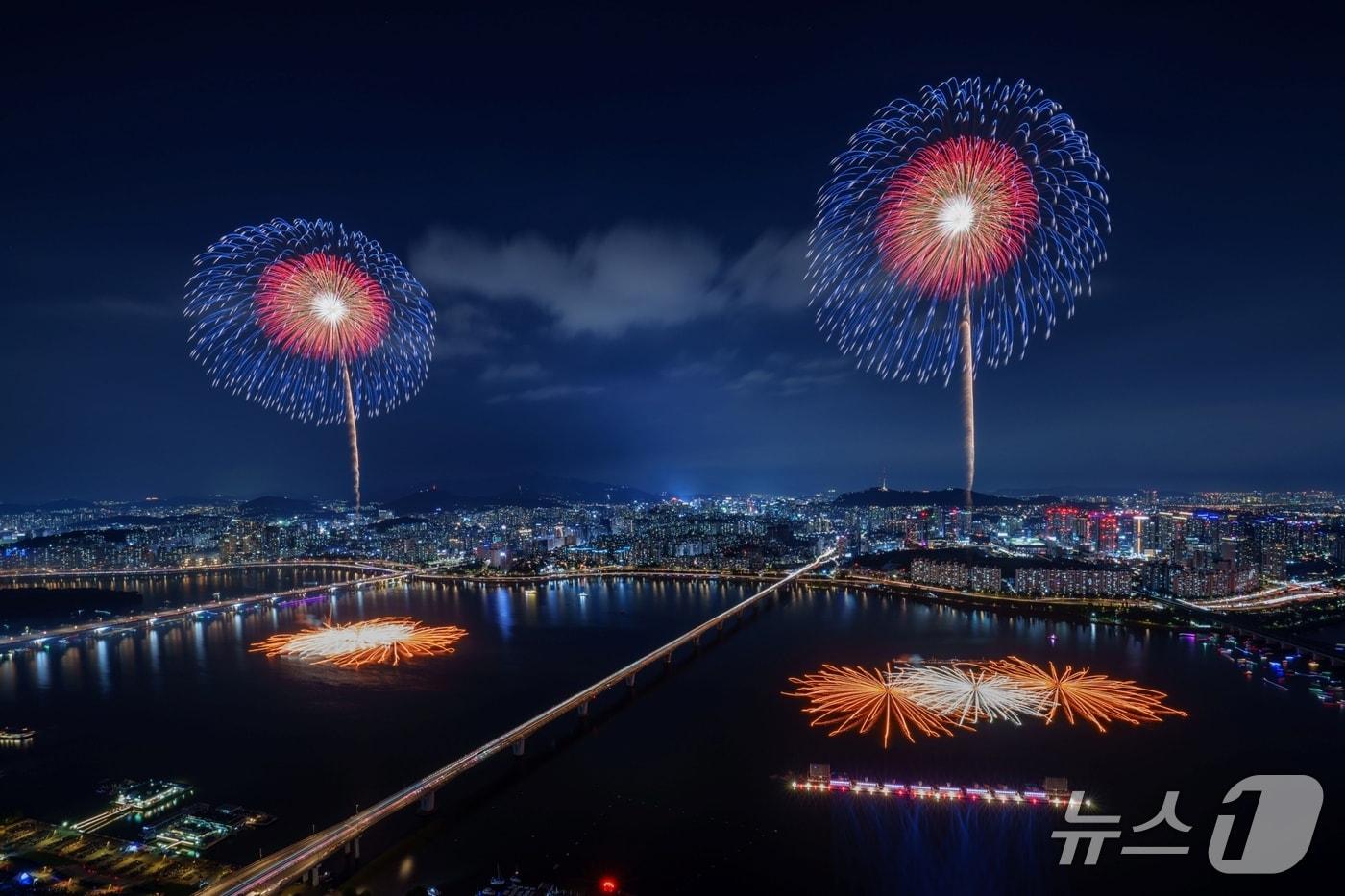 본문 이미지 - '한화와 함께하는 서울세계불꽃축제 2025'에서 선보인 ㈜한화의 불꽃(한화 제공)