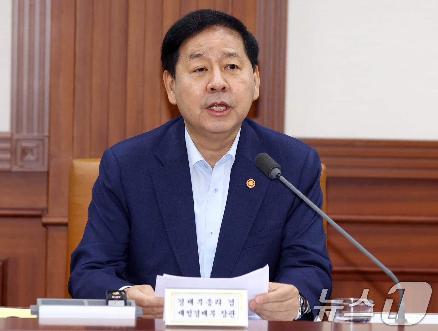 본문 이미지 - 구윤철 경제부총리 겸 재정경제부 장관이 6일 오전 서울 종로구 세종대로 정부서울청사에서 열린 비상경제본부 희의 겸 경제·구조혁신 관계장관회의에서 모두 발언을 하고 있다. 2026.8.6 ⓒ 뉴스1 김명섭 기자