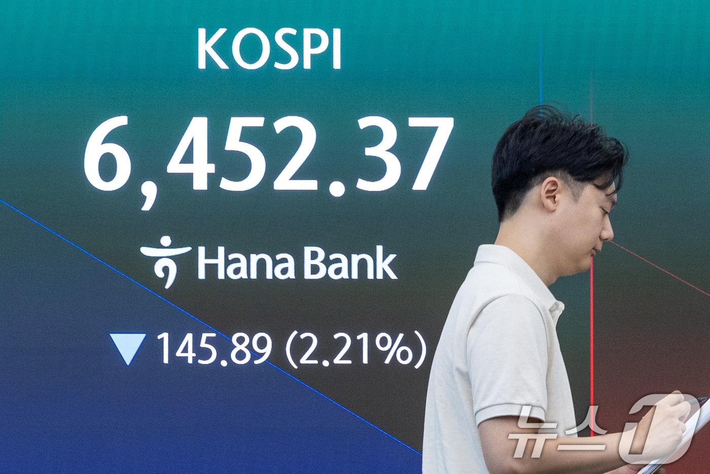 본문 이미지 - 6일 오전 서울 중구 하나은행 본점 딜링룸 전광판에 코스피 지수 개장 후 시황이 나오고 있다. 2026.8.6 ⓒ 뉴스1 안은나 기자