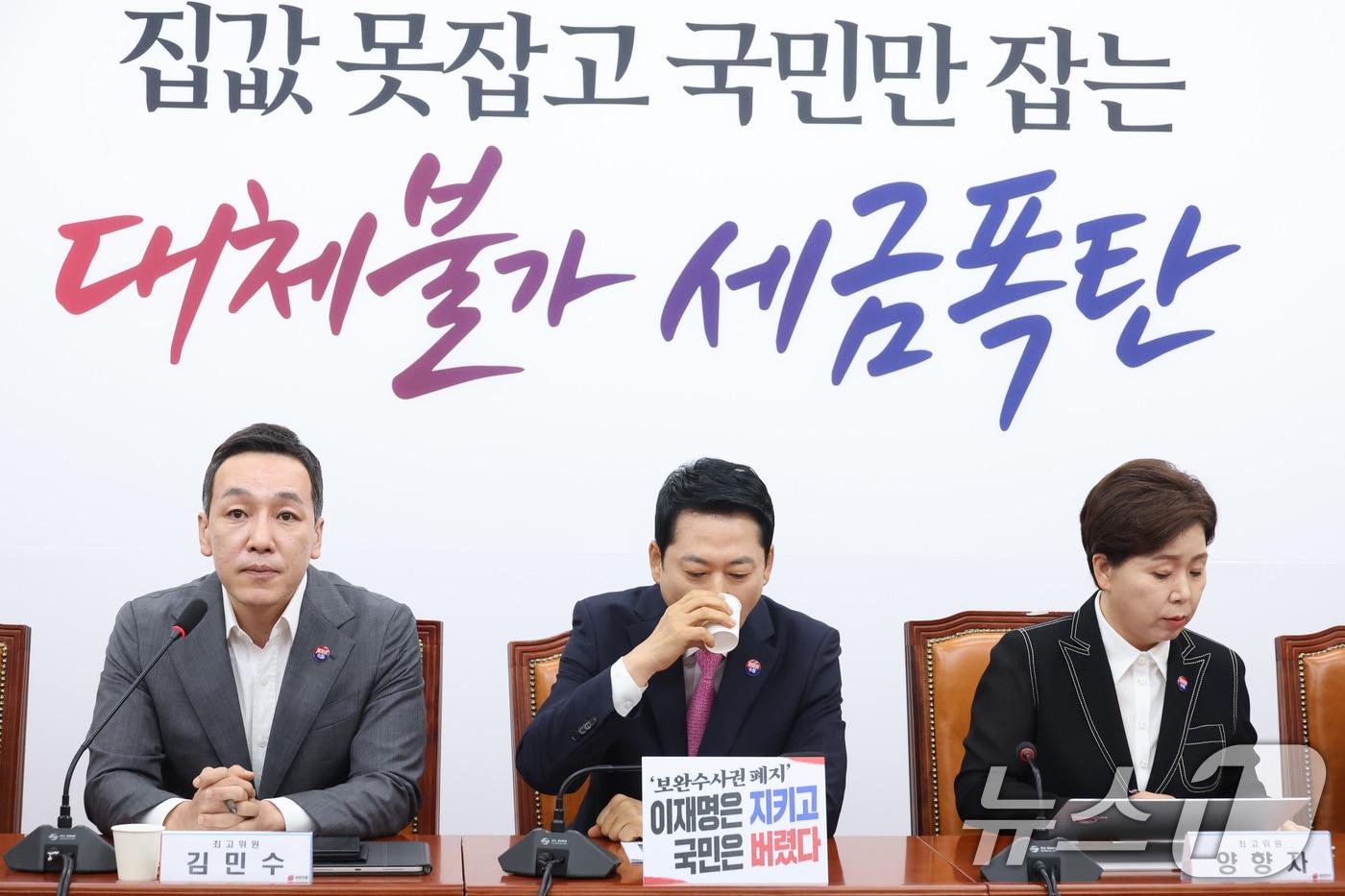 본문 이미지 - 장동혁 국민의힘 대표가 6일 서울 여의도 국회에서 열린 최고위원회의에서 목을 축이고 있다. 2026.8.6 ⓒ 뉴스1 신웅수 기자