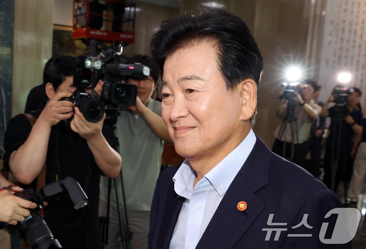 본문 이미지 - 정동영 통일부 장관이 6일 오전 서울 종로구 세종대로 정부서울청사에서 출근하며 지난 5일 업무보고 관련 도어스태핑을 하고 있다. 업무보고에서 이재명 대통령이 정동영 통일부 장관을 향해 신중한 자세를 주문했다. 2026.8.6 ⓒ 뉴스1 김명섭 기자