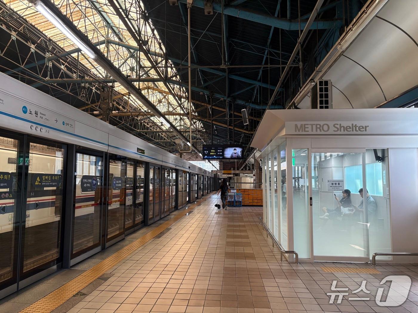본문 이미지 - 수도권에 폭염중대경보가 내려진 6일 오전 서울 노원구 지하철 4호선 노원역 승강장에 메트로셸터(고객대기실)가 설치돼 있다. 비냉방 역사인 노원역 승강장은 반투명 채광 지붕을 통해 햇빛이 그대로 들어오고 있다. 2026.8.6 ⓒ 뉴스1 소봄이 기자