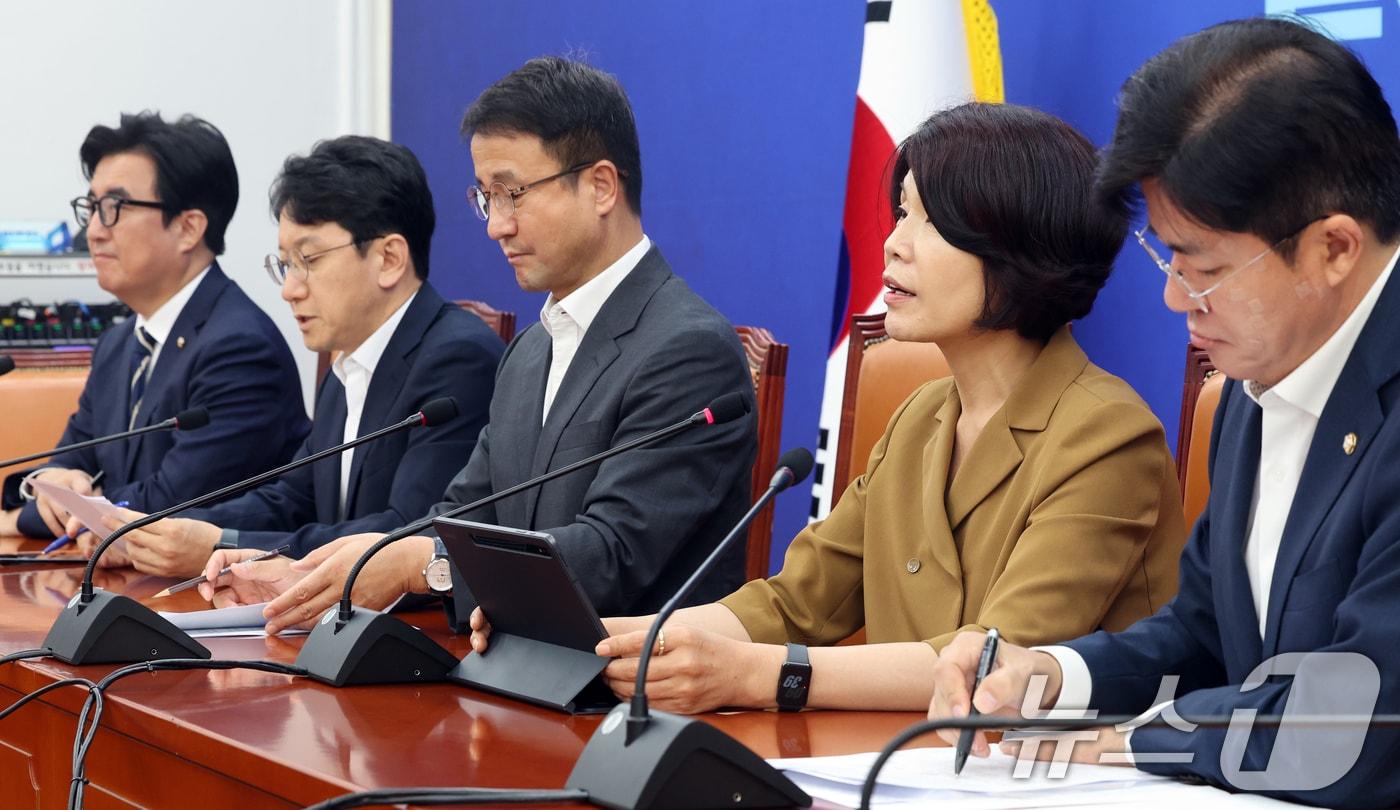 본문 이미지 - 한정애 더불어민주당 정책위의장이 6일 오전 서울 여의도 국회에서 열린 정책조정회의에서 모두발언을 하고 있다. 2026.8.6 ⓒ 뉴스1 황기선 기자
