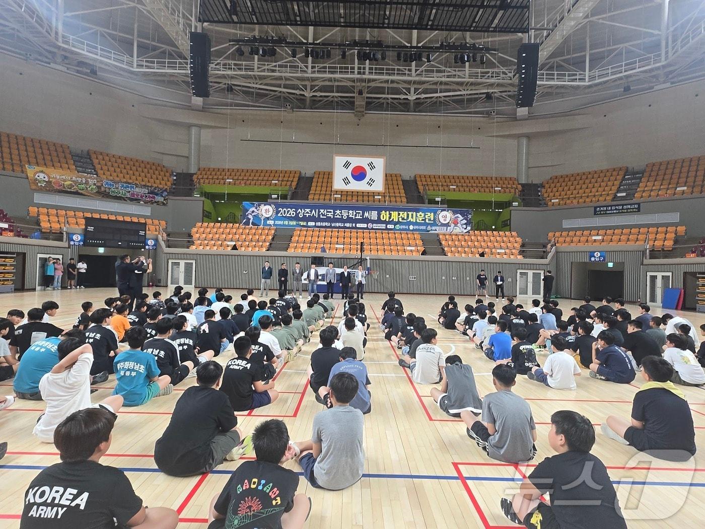 본문 이미지 - 상주시는 6일 전국 초등학교 씨름 하계 전지훈련과 U-15 축구 하계 스토브리그를 동시에 운영하며 스포츠 훈련 메카 도약에 속도를 내고 있다. /뉴스1