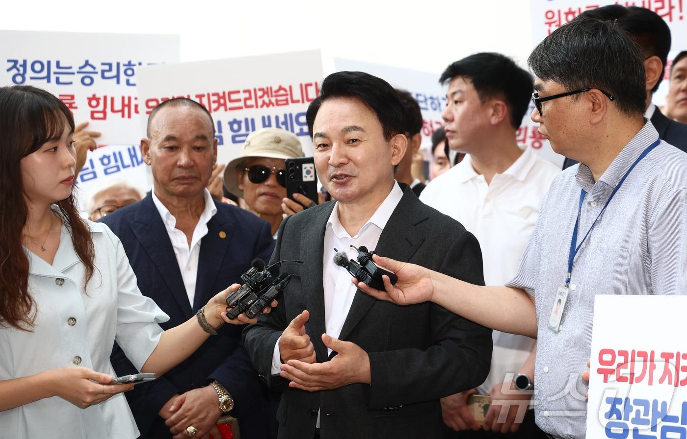 본문 이미지 - 원희룡 전 국토교통부 장관이 6일 오전 직권남용권리행사방해 혐의 관련 피의자 조사를 받기 위해 경기 과천 2차 종합특검 사무실로 출석하며 취재진 질문에 답하고 있다. 2026.8.6 ⓒ 뉴스1 김민지 기자
