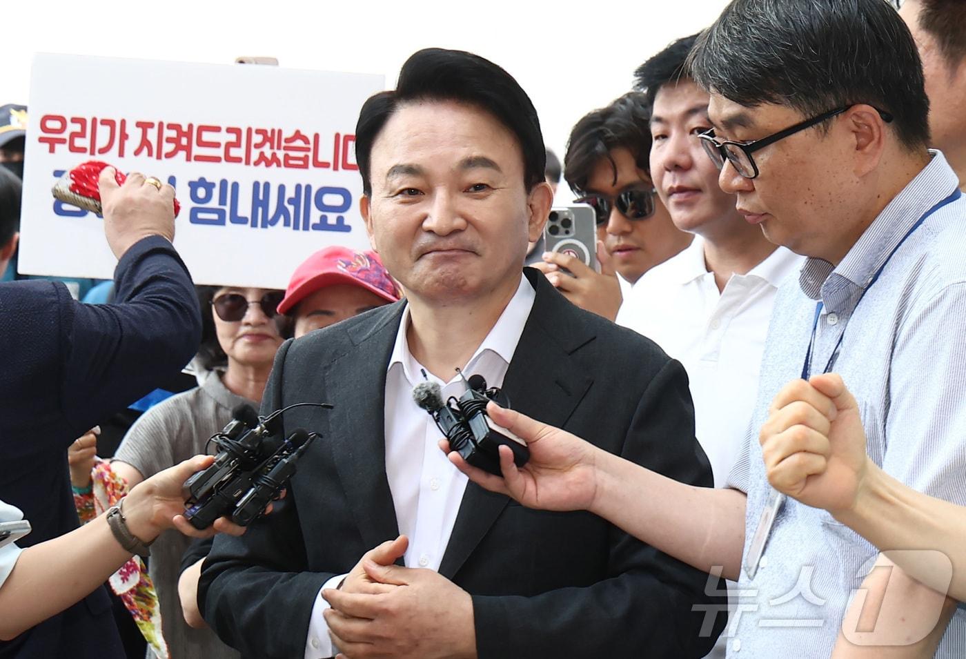 본문 이미지 - 원희룡 전 국토교통부 장관이 6일 오전 직권남용권리행사방해 혐의 관련 피의자 조사를 받기 위해 경기 과천 2차 종합특검 사무실로 출석하고 있다. 2026.8.6 ⓒ 뉴스1 김민지 기자