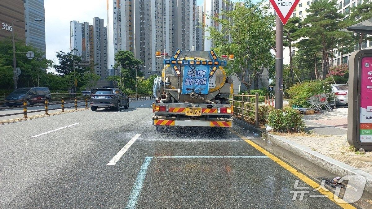 본문 이미지 - 6일 전북 전역에 폭염특보가 유지되고 있는 가운데 살수차가 도로에 물을 뿌리며 도심 열섬현상을 예방하고 있다.(전북도 제공. 재판매 및 DB금지)/뉴스1 