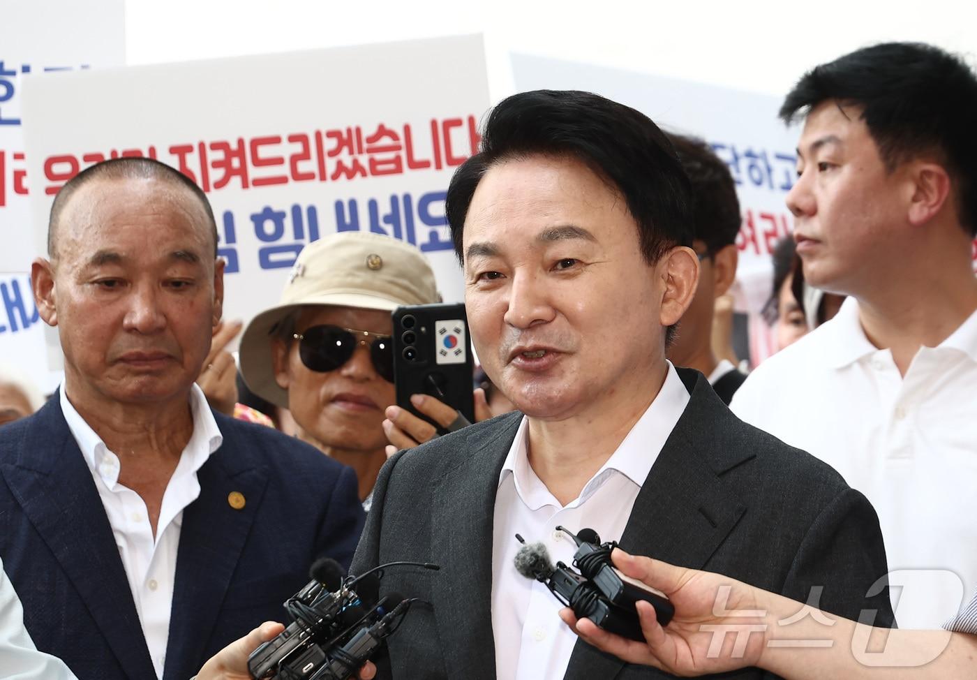 본문 이미지 - 원희룡 전 국토교통부 장관이 직권남용권리행사방해 혐의 관련 피의자 조사를 받기 위해 경기 과천 2차 종합특검 사무실로 출석하며 취재진 질문에 답하고 있다. 2026.8.6 ⓒ 뉴스1 김민지 기자