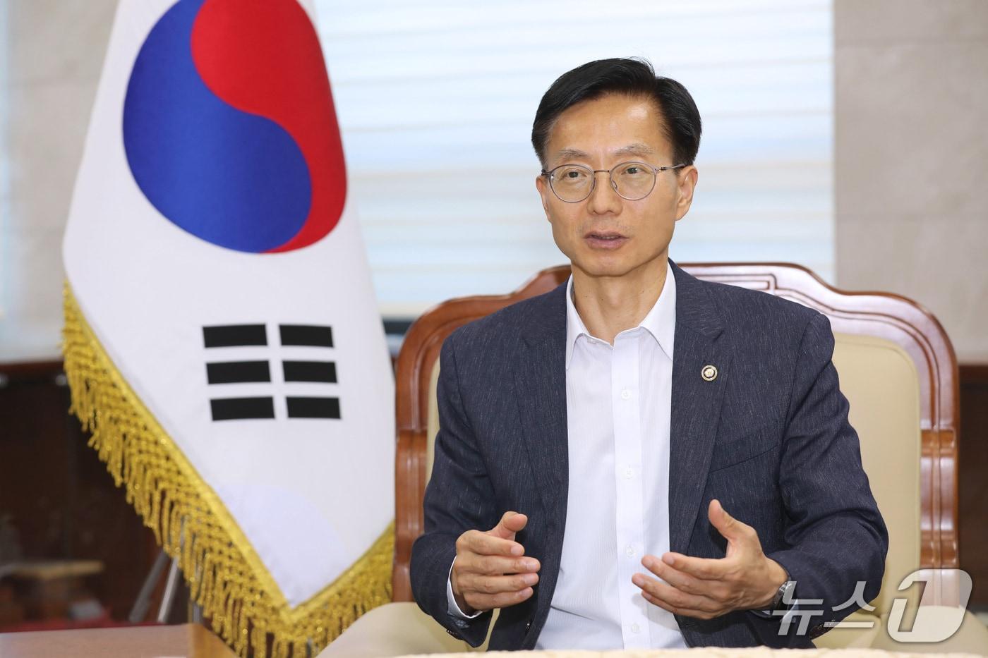 본문 이미지 - 김용선 지식재산처장이 6일 뉴스1과 '4대 핵심 전략을 담은 하반기 중점 추진 과제' 관련 인터뷰를 하고 있다./뉴스1