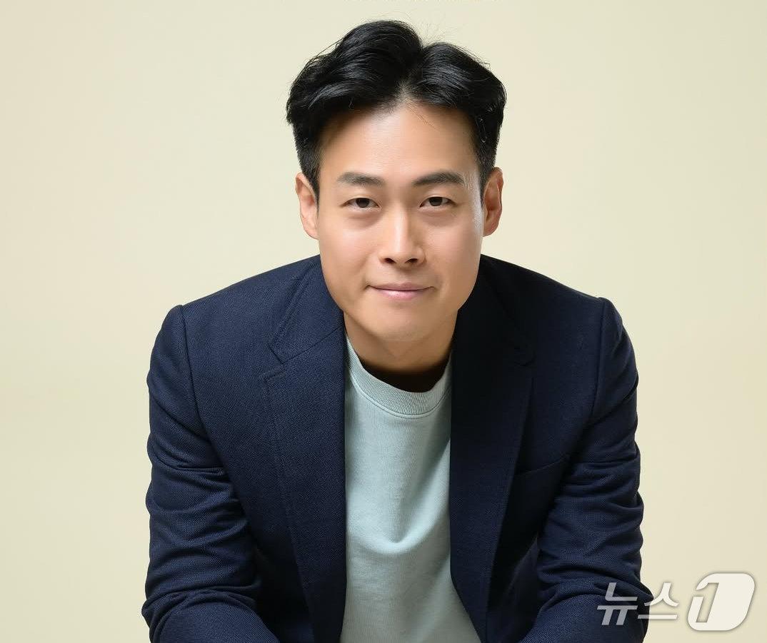 본문 이미지 - 약사이자 유튜브 채널 '약드라이브' 운영자 이희태가 마이크로바이옴(장내 미생물)을 새로운 시각에서 풀어낸 건강 교양서 '나는 반려미생물과 산다'를 펴냈다.