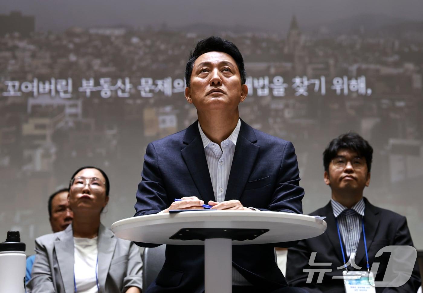 본문 이미지 - 오세훈 서울시장이 6일 오전 서울시청에서 열린 '부동산 정상화를 위한 서울시민 대토론회'에서 부동산 관련 영상을 시청하고 있다. 2026.8.6 ⓒ 뉴스1 구윤성 기자