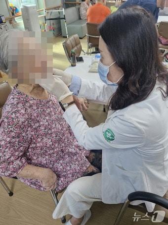 본문 이미지 - 논산시는 의료통합돌봄사업의 하나로 관내 주간보호센터 이용 어르신을 대상으로 방문 구강건강관리 서비스를 실시했다.(논산시 제공. 재판매 및 DB금지)/뉴스1