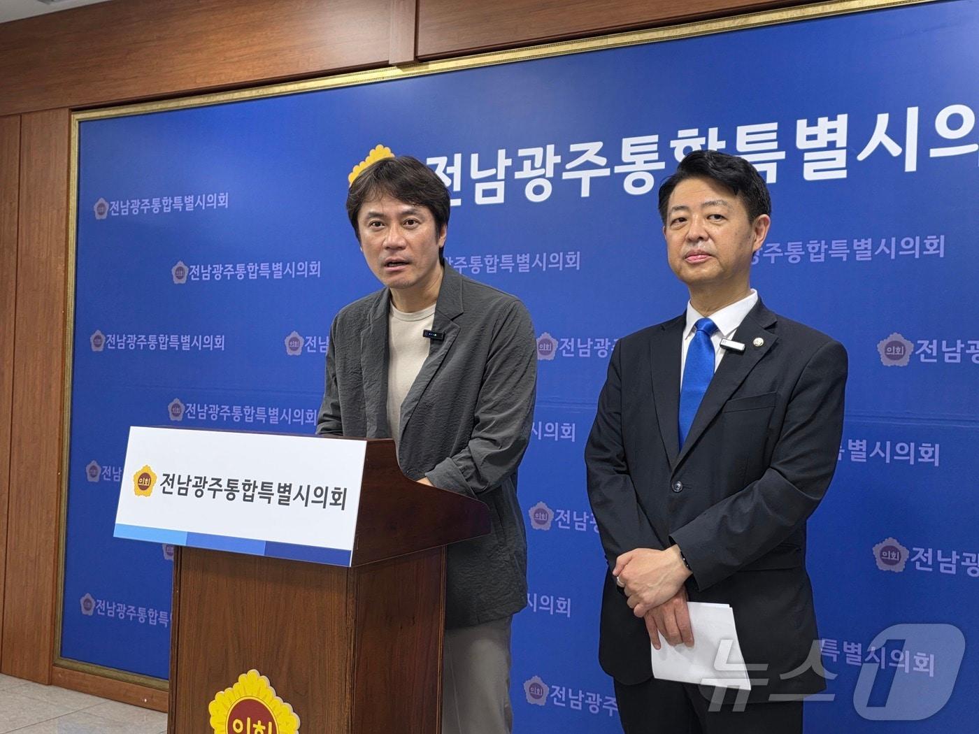 본문 이미지 - 광주 출신 역사유튜버 황현필(왼쪽)씨가 6일 전남광주특별시의회에서 기자회견을 갖고 더불어민주당 최고위원 선거에 나선 김영호 의원 지지선언을 하고 있다. 2026.8.6 ⓒ 뉴스1 서충섭 기자
