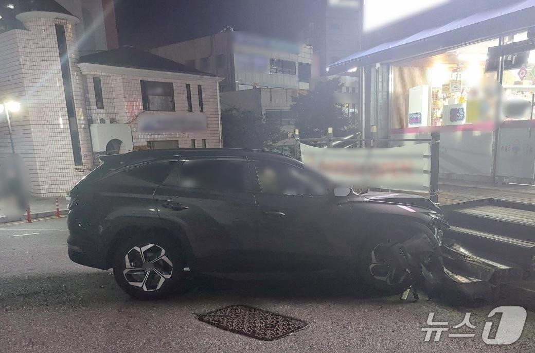 본문 이미지 - 부산 사상구 한 아파트 단지에서 승용차가 상가 건물 철제 계단을 들이받는 단독사고가 발생한 현장.(부산경찰청 제공. 재판매 및 DB금지)
