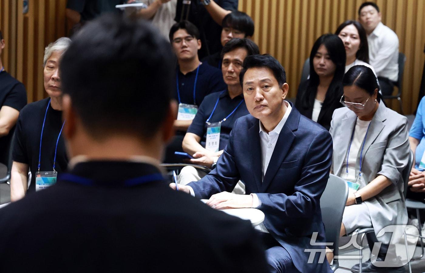 본문 이미지 - 오세훈 서울시장이 6일 오전 서울시청에서 열린 '부동산 정상화를 위한 서울시민 대토론회'에서 참석자 발언을 듣고 있다. 2026.8.6 ⓒ 뉴스1 구윤성 기자
