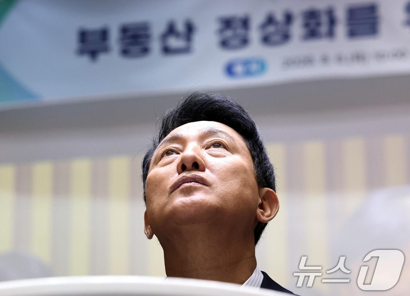본문 이미지 - 오세훈 서울시장이 지난 6일 오전 서울시청에서 열린 '부동산 정상화를 위한 서울시민 대토론회'에서 참석자 발언을 듣고 있다. 2026.8.6 ⓒ 뉴스1 구윤성 기자