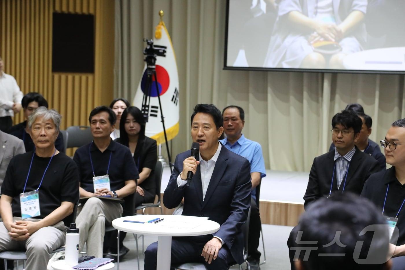 본문 이미지 - 오세훈 서울시장이 6일 서울 중구 서울시청에서 열린 \'부동산 정상화를 위한 시민 대토론회\'에서 인사말을 하고 있다. 2026.8.6 ⓒ 뉴스1 김범수 수습기자