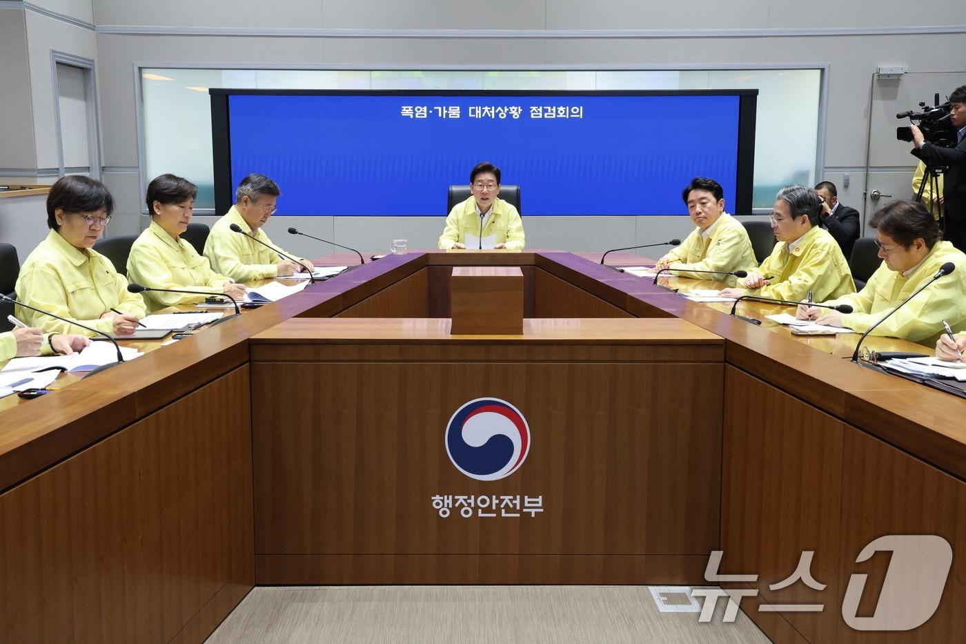 본문 이미지 - 이재명 대통령이 6일 폭염·가뭄 대처상황 점검회의에서 발언하고 있다. 2026.8.6 ⓒ 뉴스1 이재명 기자
